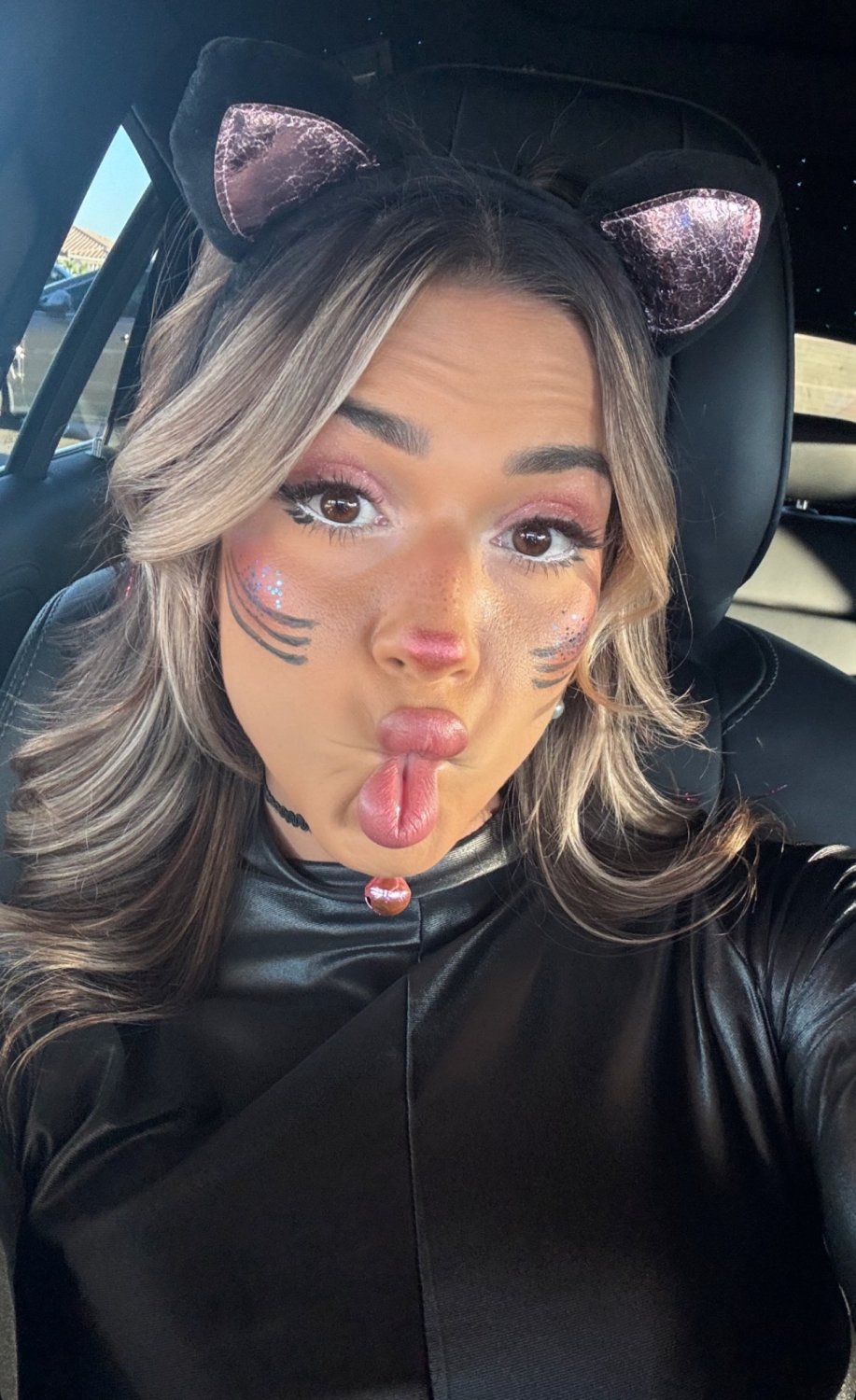 Halloween whores love gooner attention and tributes. Give them what they are begging for. #evDsPurQ